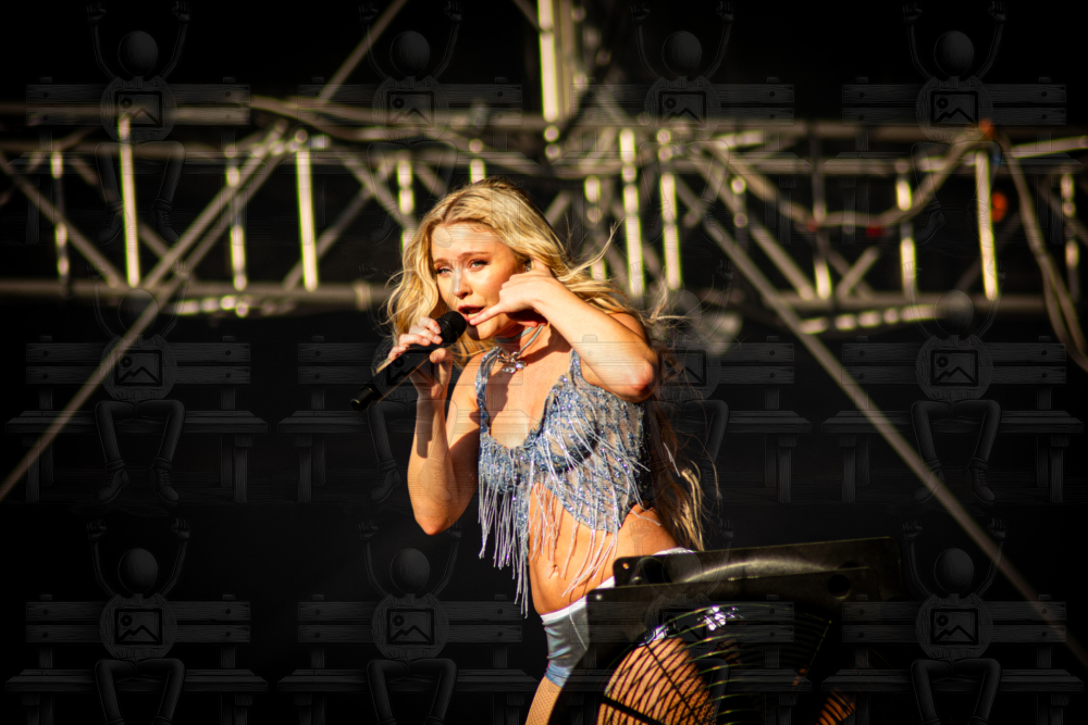 Zara Larsson beim Heideparkfestival